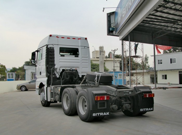 中国重汽 SITRAK C7H重卡 440马力 6X4 牵引车(宽体)(ZZ4256V324HD1B)外观图（11/68）