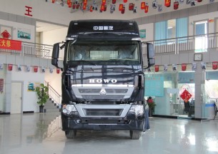 中国重汽 HOWO-T7H重卡 豪华版 430马力 6X4 牵引车（ZZ4257V324HC1B)外观图