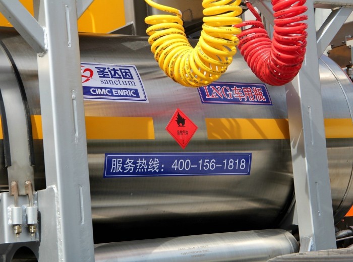 东风柳汽 霸龙重卡 375马力 6X2  LNG牵引车(LZ4240M5CB)外观图（42/68）