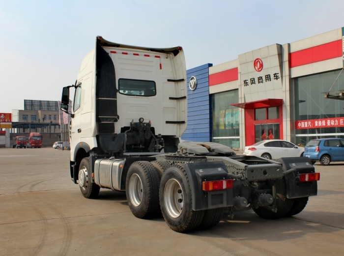 中国重汽 HOWO-T7H重卡 540马力 6X4 牵引车(ZZ4257V324HD1B)外观图（7/87）