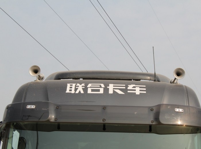 联合卡车U420 420马力 6X4 牵引车(SQR4250D6ZT4)(黑色)外观图（16/32）