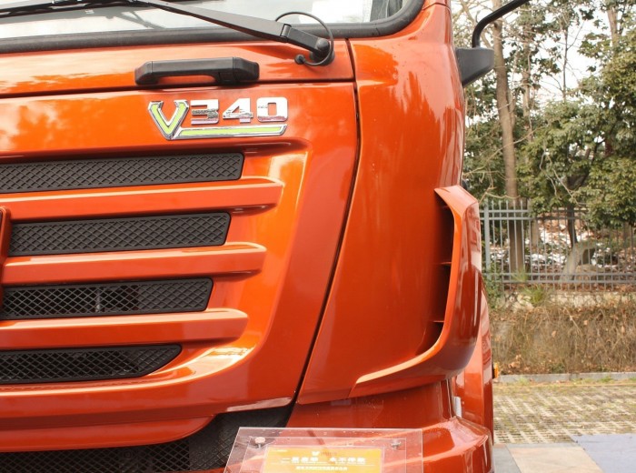 2015款联合卡车V340 340马力 6X2 LNG牵引车(SQR4252N6ZT2-3)外观图（23/46）