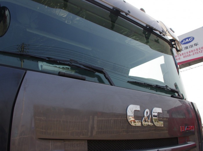联合卡车U420 420马力 6X4 牵引车(SQR4250D6ZT4)(黑色)外观图（29/32）