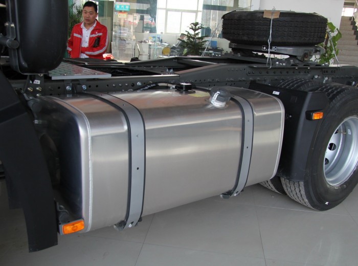 中国重汽 HOWO-T7H重卡 豪华版 430马力 6X4 牵引车（ZZ4257V324HC1B)底盘图（1/55）