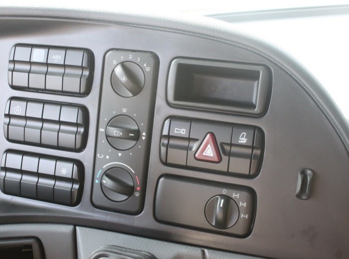 奔驰 Actros重卡 610马力 6X6 牵引车(型号4060)驾驶室图（20/72）
