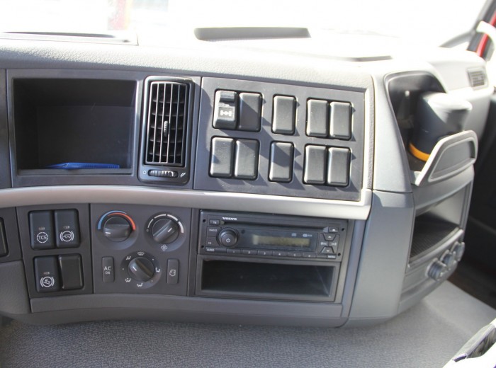 沃尔沃 FM重卡 390马力 4X2 牵引车驾驶室图（28/35）