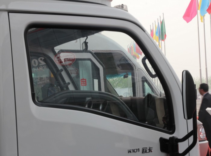 南京依维柯 跃进欧卡K101-33 125马力 4.205米单排厢式轻卡外观图（9/29）