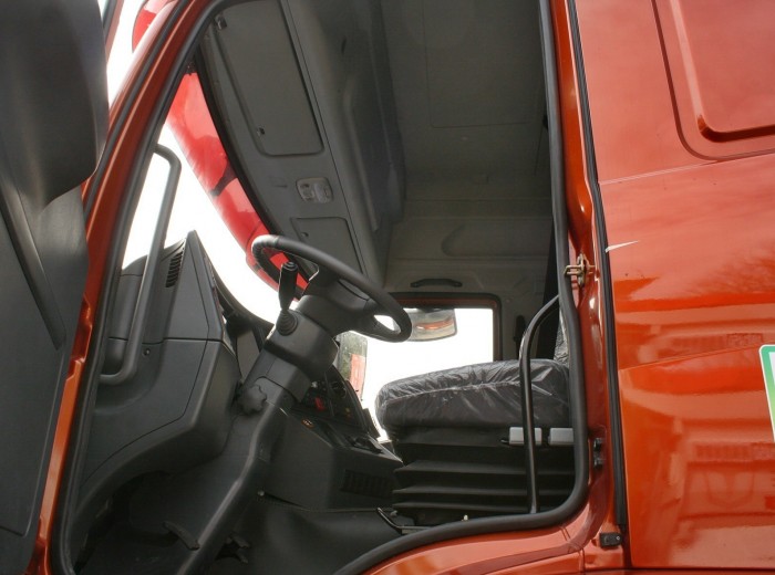 2015款联合卡车V340 340马力 6X2 LNG牵引车(SQR4252N6ZT2-3)驾驶室图（1/34）