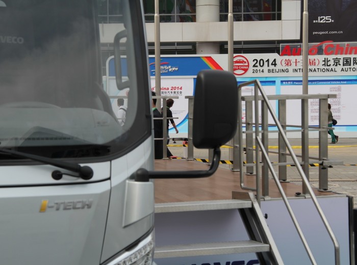 南京依维柯 超越C300-33 140马力 3.78米单排厢式轻卡(广告宣传车)外观图（12/29）