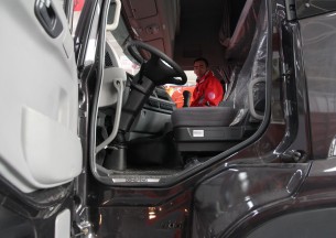 东风 新天龙重卡 385马力 6X4 牵引车(高顶双卧D901)(DFL4251A10)驾驶室图