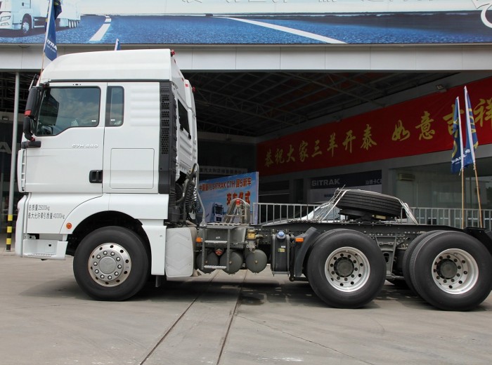 中国重汽 SITRAK C7H重卡 440马力 6X4 牵引车(带缓速器)(ZZ4256V324HD1B)外观图（5/51）