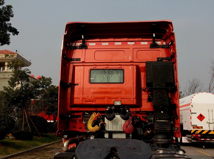 联合卡车U380 380马力 4X2 低鞍座牵引车(标载型)(SQR4181D6Z-2)外观图（6/20）
