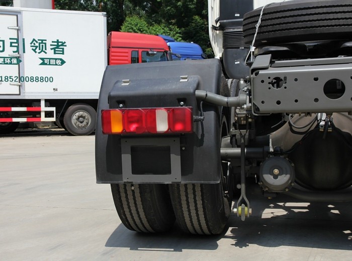 中国重汽 HOWO-T7H重卡 400马力 6X4 牵引车（ZZ4257V324HD1B）外观图（41/57）