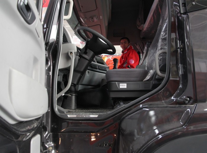 东风 新天龙重卡 385马力 6X4 牵引车(高顶双卧D901)(DFL4251A10)驾驶室图（1/4）