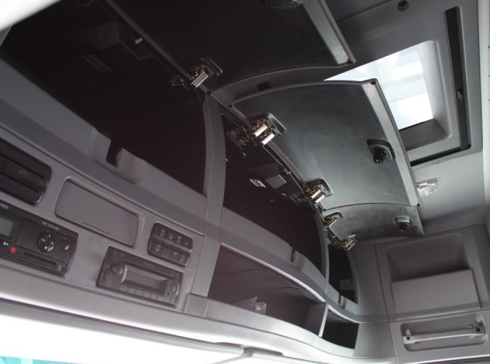 奔驰 Actros重卡 440马力 6X2 牵引车(型号2644)驾驶室图（51/65）