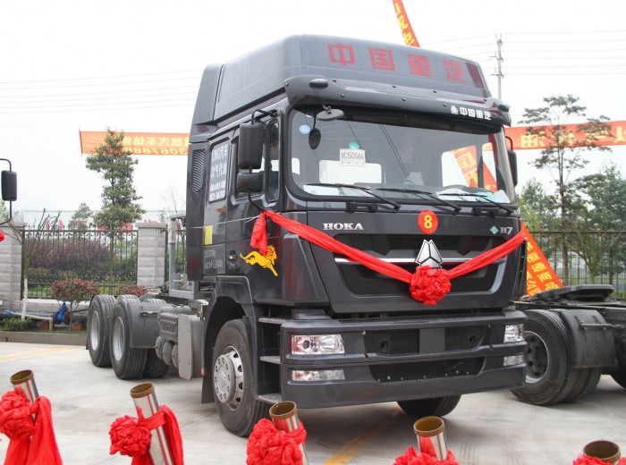 中国重汽 HOKA H7重卡 380马力 6X4 LNG牵引车外观图（2/37）