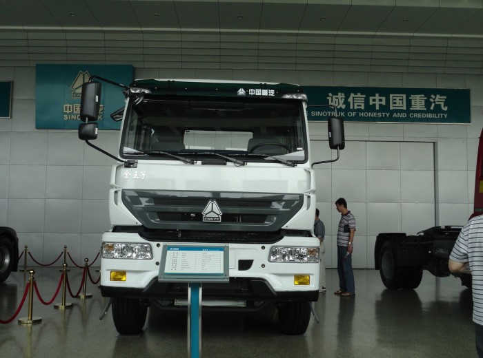 中国重汽 金王子重卡 336马力 6X4 牵引车(精英版)(ZZ4251N3241C) 外观图（1/3）