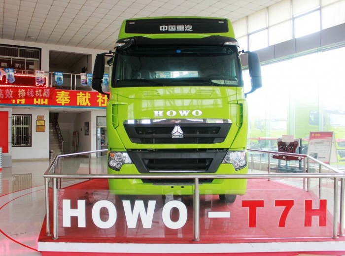 中国重汽 HOWO T7H系重卡 320马力 4X2 牵引车(高顶)(ZZ4187N361MD1H)外观图（1/30）
