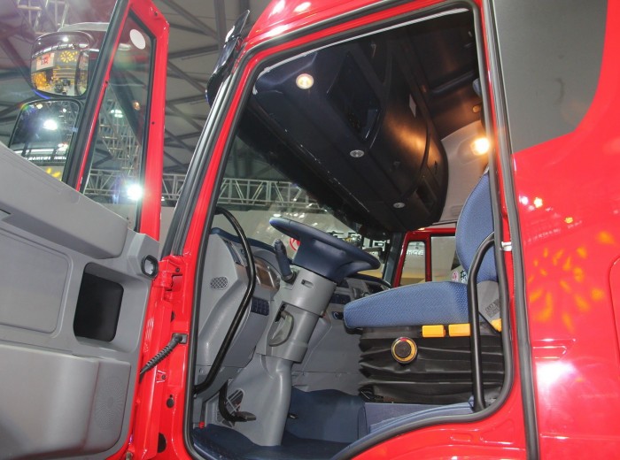 红岩 杰狮682重卡 340马力 6X4 牵引车(IVCEO出口版)(SC600G34T)驾驶室图（3/37）