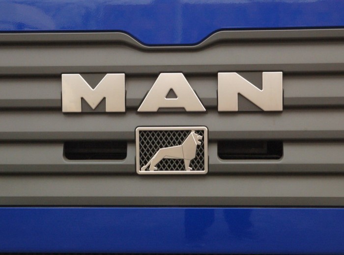 曼(MAN) TGA系列重卡 430马力 6X4 牵引车(型号33.430)外观图（12/48）