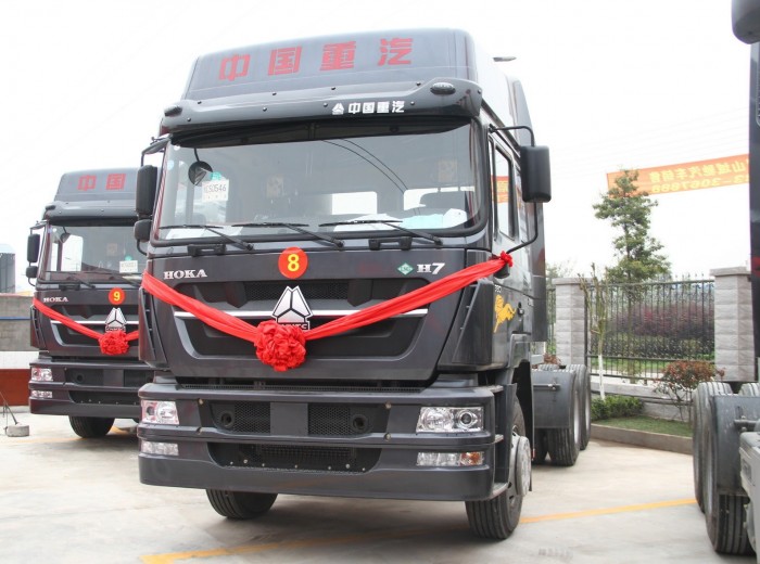 中国重汽 HOKA H7重卡 380马力 6X4 LNG牵引车外观图（4/37）