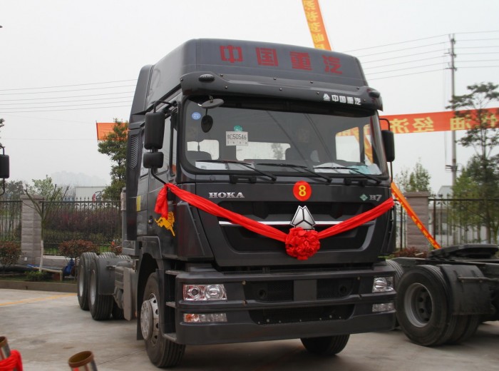 中国重汽 HOKA H7重卡 380马力 6X4 LNG牵引车外观图（3/37）