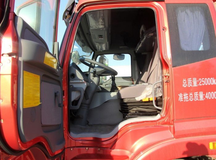 福田 欧曼ETX 6系重卡 380马力 6X4 LNG牵引车(BJ4253SMFCB-4)驾驶室图（2/23）