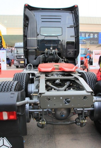 中国重汽 HOWO A7系重卡 420马力 6X4 牵引车(驾驶室A7-G)(ZZ4257V3247N1H)底盘图（1/3）
