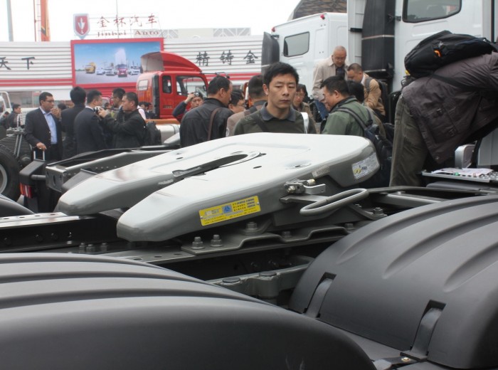 中国重汽 SITRAK C7H重卡 440马力 6X4 (宽体高顶驾驶室)牵引车(ZZ4255V324HD1B)底盘图（6/24）