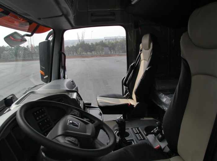 徐工汽车 汉风重卡 420马力 6X4 牵引车(NXG4250D4WC)驾驶室图（4/44）