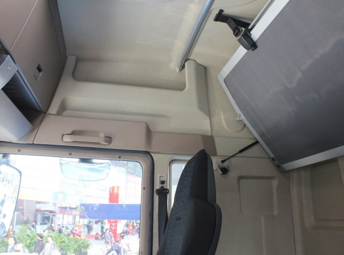 中国重汽 SITRAK C7H重卡 440马力 6X4 (宽体高顶驾驶室)牵引车(ZZ4255V324HD1B)驾驶室图（11/45）