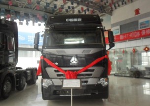 中国重汽 HOWO A7系重卡 380马力 6X4 牵引车(驾驶室A7-G)(发动机D12.38)(ZZ4257N3247N1B)外观图