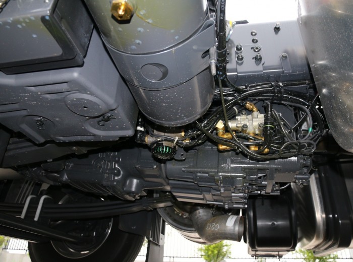 斯堪尼亚 R系列重卡 560马力 6X2 牵引车(型号R560 V8)底盘图（129/131）