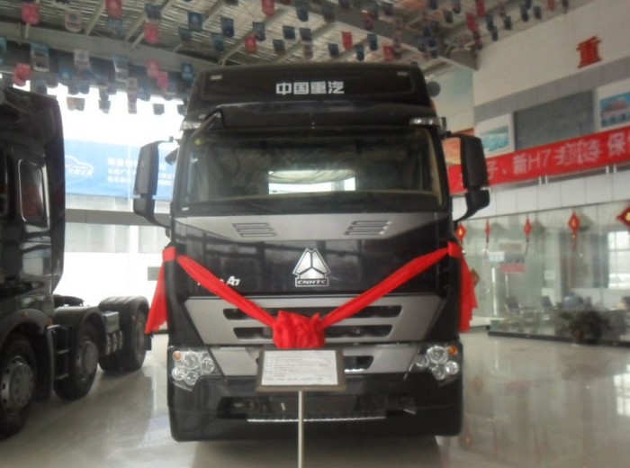 中国重汽 HOWO A7系重卡 380马力 6X4 牵引车(驾驶室A7-G)(发动机D12.38)(ZZ4257N3247N1B)外观图（1/2）