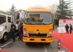 中国重汽HOWO 悍将 88马力 4.2米LED广告车轻卡外观图