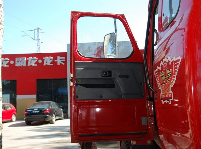 东风柳汽 龙卡重卡 290马力 6X2 牵引车(潍柴)(LZ4230JCQ)驾驶室图（14/14）