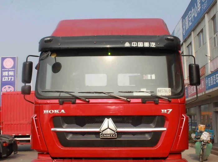 中国重汽 HOKA H7重卡 340马力 4X2 牵引车外观图（11/26）