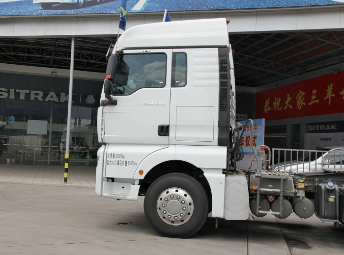 中国重汽 SITRAK C7H重卡 440马力 6X4 牵引车(带缓速器)(ZZ4256V324HD1B)外观图（32/51）