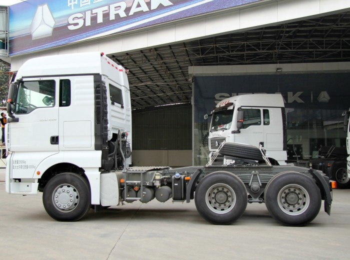 中国重汽 SITRAK C7H重卡 440马力 6X4 牵引车(宽体)(ZZ4256V324HD1B)外观图（8/68）