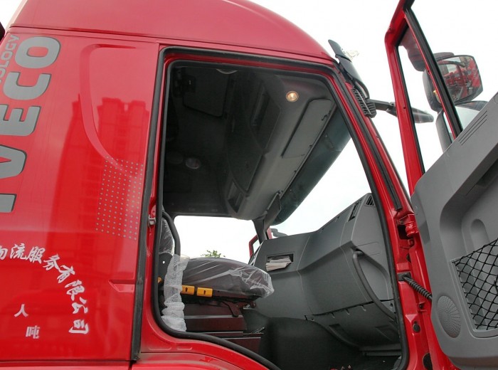 红岩 杰狮M100重卡 350马力 4X2 牵引车(CQ4185HTG361)驾驶室图（88/144）
