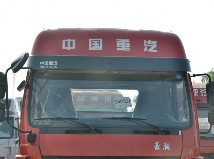 中国重汽 豪瀚重卡 310马力 4X2 牵引车(ZZ4185N3613D1)外观图（6/38）