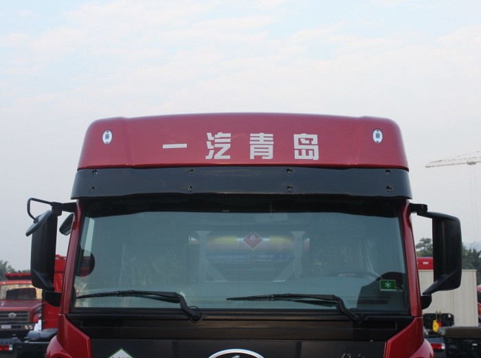 青岛解放 新大威重卡 300马力 6X4 牵引车(CA4257P2K2T1EA80)外观图（9/19）