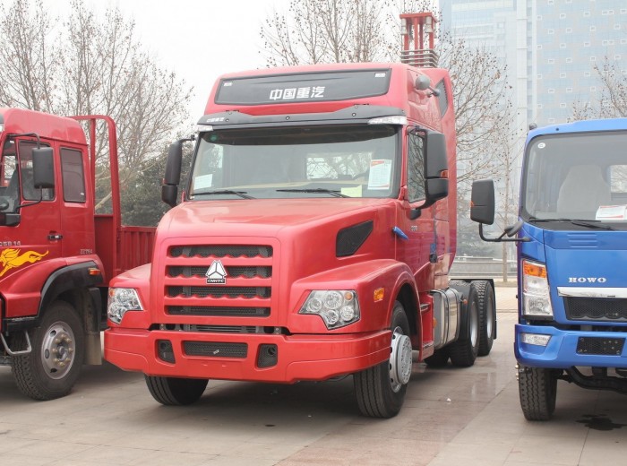 中国重汽 威泺重卡 336力 6X4 牵引车(长头高顶)(ZZ4259N394CC1B)外观图（2/10）