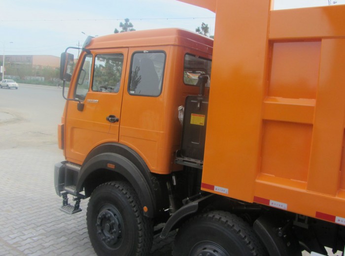 北奔 NG80系列重卡 350马力 8X4 自卸车(ND3314D41J)外观图（9/12）