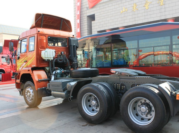 中国重汽 金王子重卡 300马力 6X4 牵引车(半高顶 精英版)(ZZ4251M3241C) 外观图（4/5）