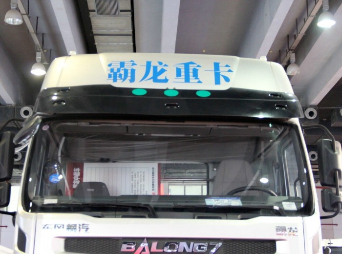 东风柳汽 霸龙玉柴M7 400马力 6X4 牵引车（LZ4251QDCA)外观图（7/21）