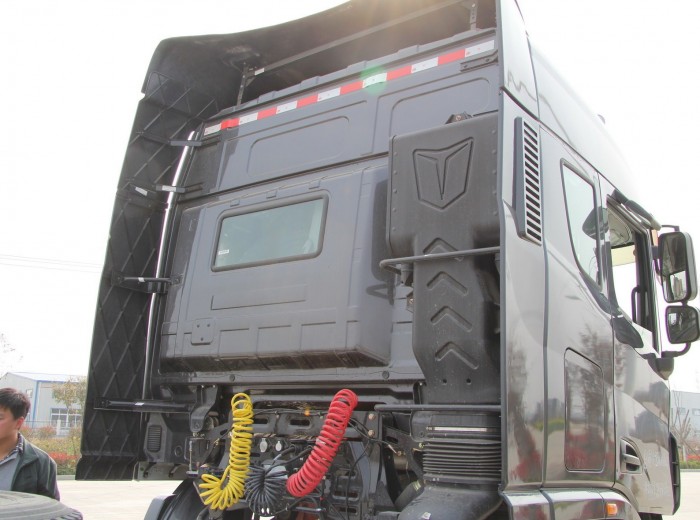 联合卡车U420 420马力 6X4 牵引车(SQR4250D6ZT4)(黑色)外观图（12/32）