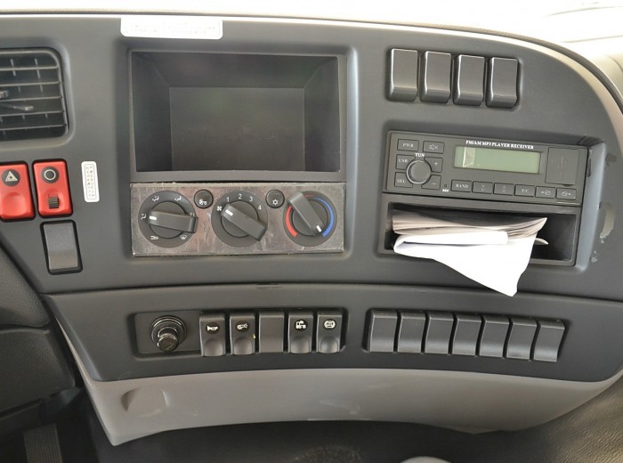 东风 天龙重卡 280马力 4X2 平顶牵引车(DFL4181A7)驾驶室图（27/53）