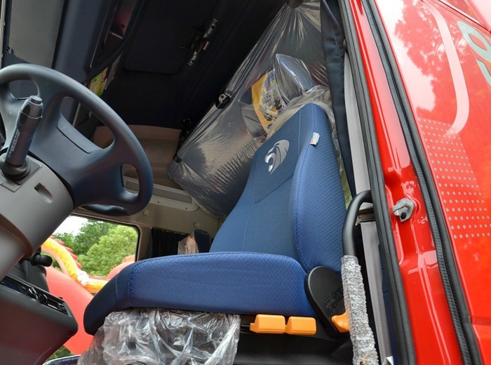 红岩 杰狮重卡 430马力 6X4 牵引车（畅途版）(CQ4255HXG334)驾驶室图（14/66）
