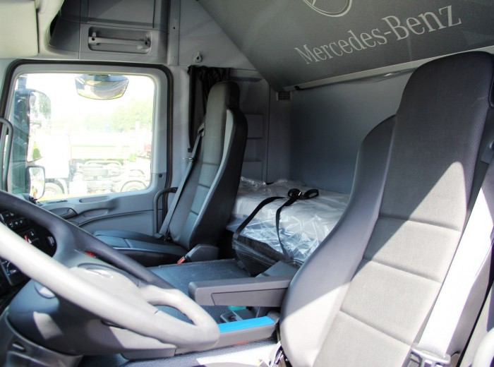 奔驰 Actros重卡 600马力 8X8 大件牵引车(型号4160)驾驶室图（70/88）